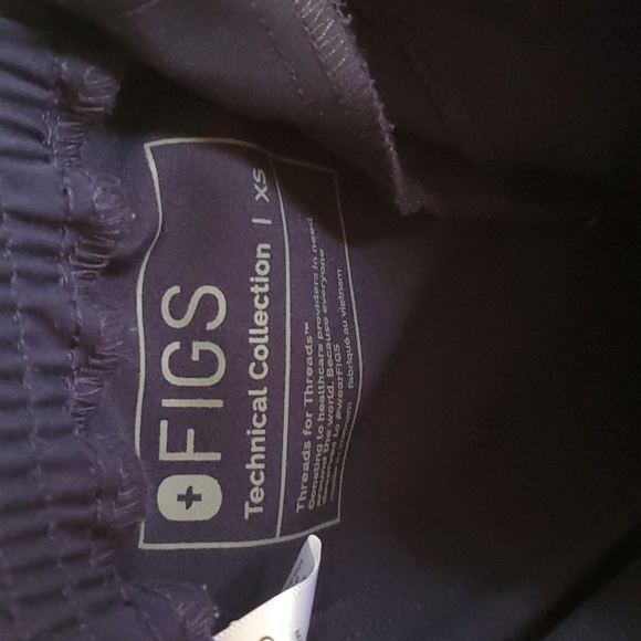 Like new Figs Yola navy scrub bottoms - Picture 9 of 9